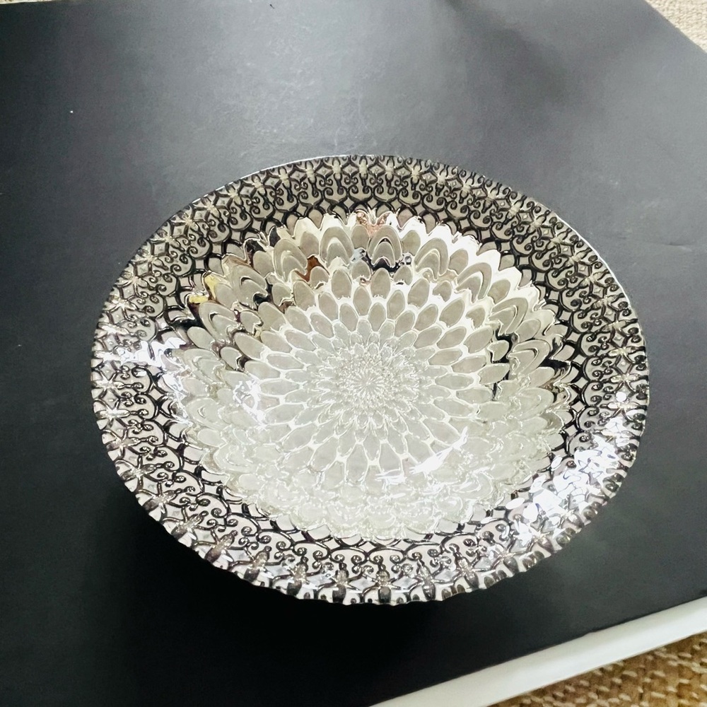 Decorative silver tone metallic bowl - Picture 8 of 12